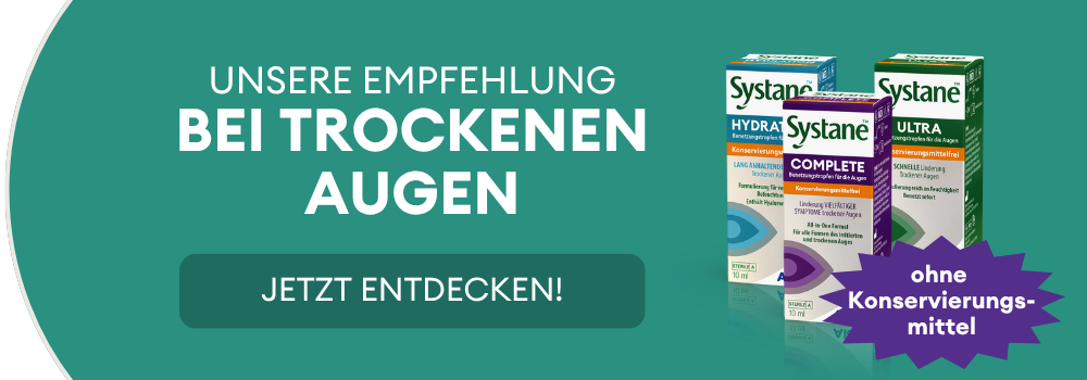 Hände halten einen Kontaktlinsenbehälter und tropfen Pflegemittel in diesen.