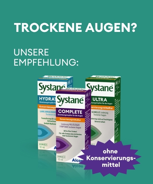 Hände halten einen Kontaktlinsenbehälter und tropfen Pflegemittel in diesen.