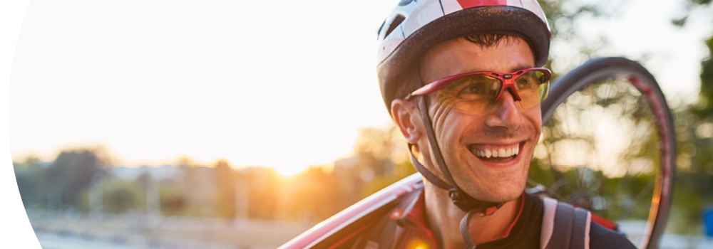 Radfahrer mit Sportbrille und Rennrad 